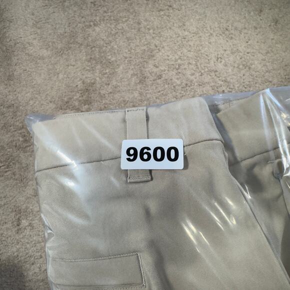 Lululemon Khaki Shorts Size 38 Commission Classic Fit Warpstreme 9” LM7B96S - Picture 9 of 9